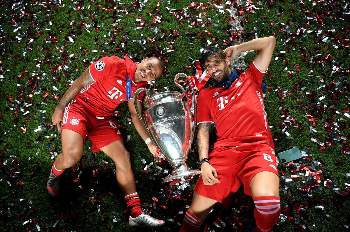 Тьяга Алькантара ( слева ) и  Хави Мартинес ( справа )