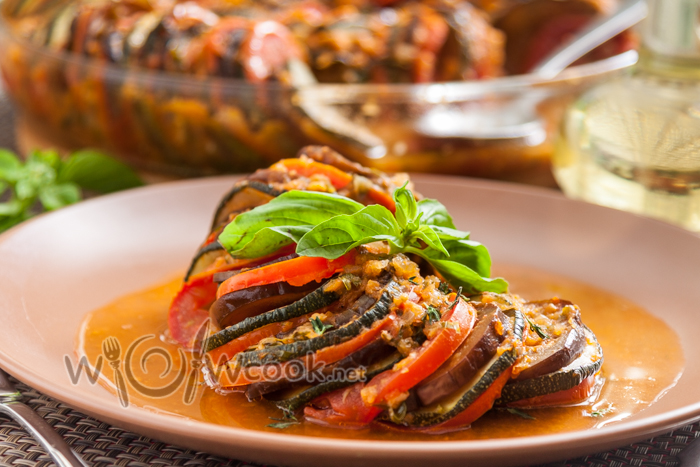 Рататуй - знаменитое французское блюдо, которое готовится из свежих овощей с добавлением ароматных прованских трав, оливкового масла и соуса из мясистых томатов.