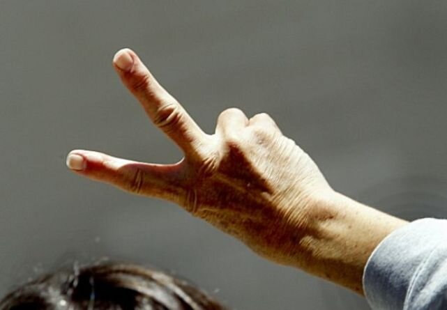 История жестов и их понимание в современном мире отличается от прошлых веков.
