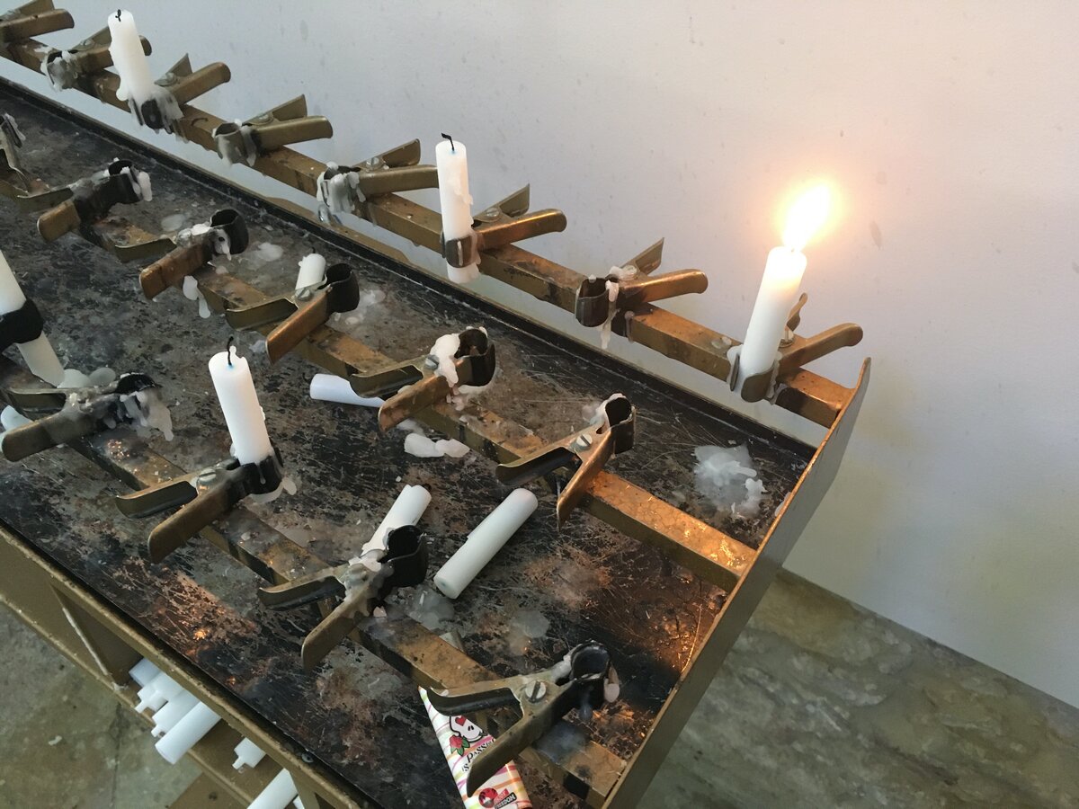 Фото: Piano Piano (как видите, зажигалка с изображением черепа в церкви в Италии ничьих чувств не оскорбляет)