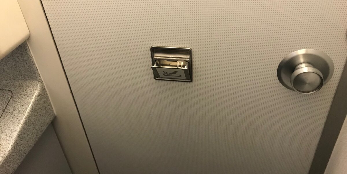 Пепельница на двери туалета