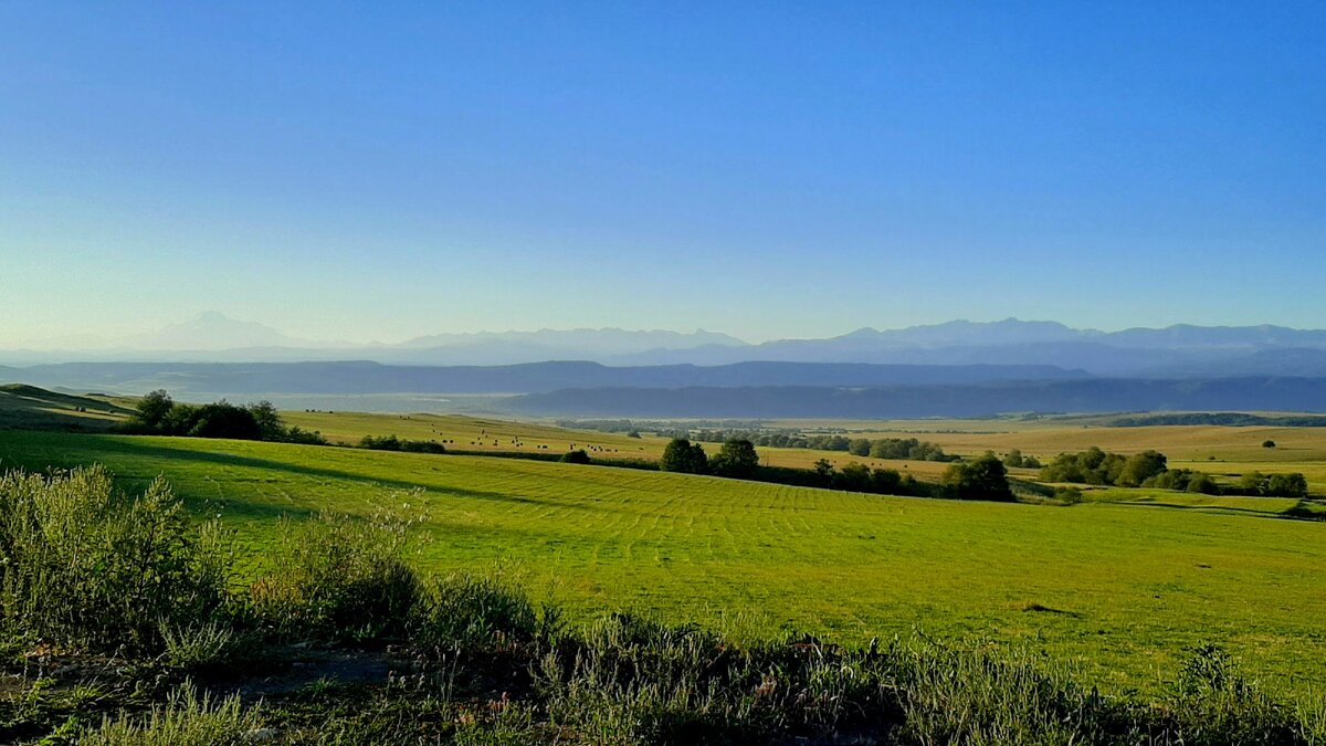 Вид на горы и Эльбрус
