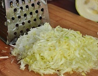 Очистите и натрите кабачок.