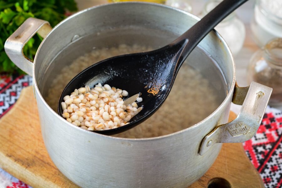 Рассольник с перловкой и солеными огурцами с говядиной