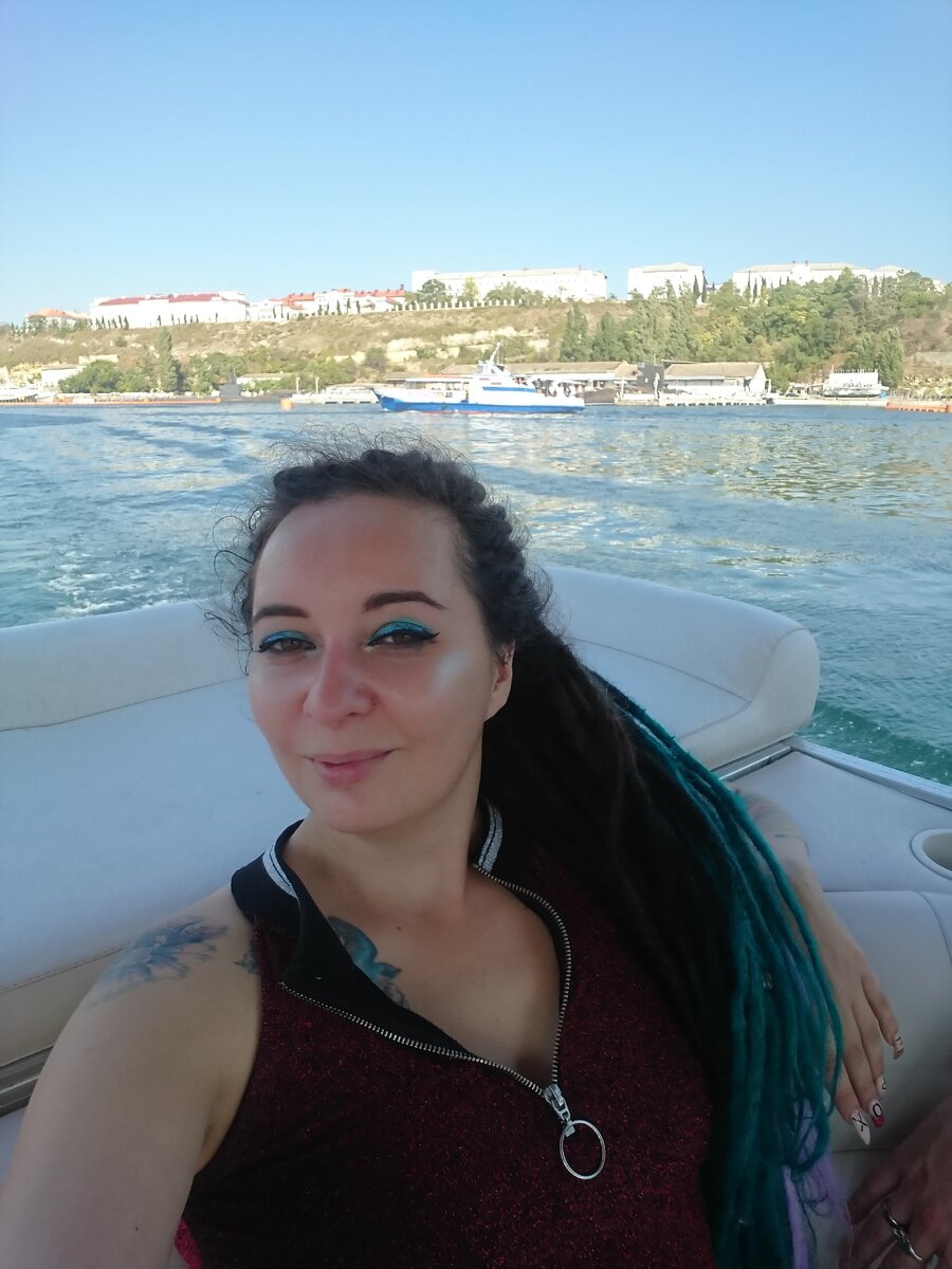 Пока плаваю на арендованом катере и мечтаю о своём. 