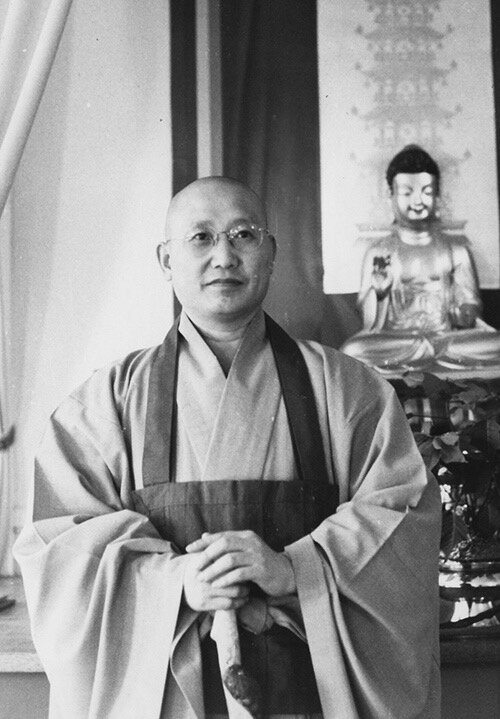 В Корею дзен (он же «сон») пришел в VII веке н. э. благодаря мастеру Помнангу – ученику четвертого патриарха чань-буддизма. Но дальнейшее распространение учение получило лишь в середине IX века и прекрасно развивалось до начала правления династии Чосон.
