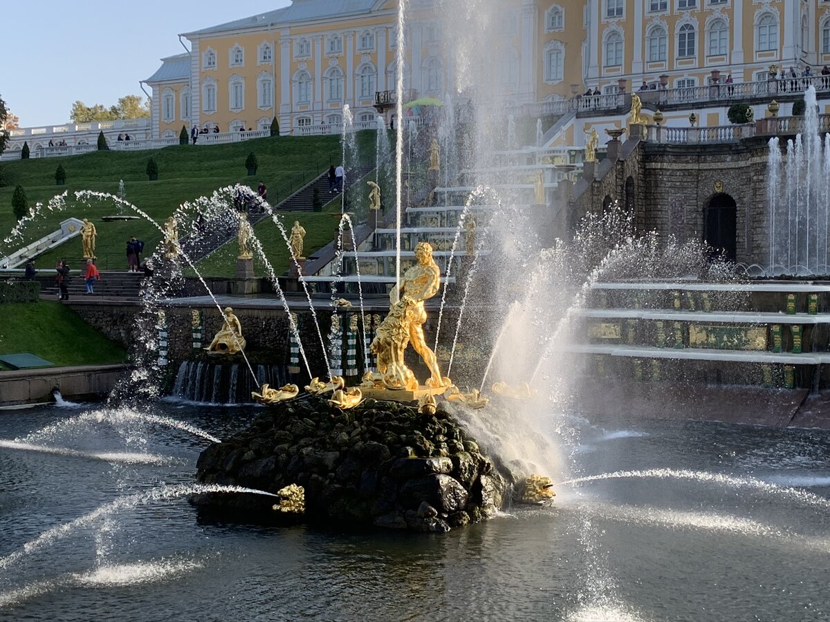 Что в питере. Самсон (фонтан, Петергоф). Самсон раздирающий пасть Льва в Петергофе. Петродворец фонтан Самсон. Петергоф большой Каскад Самсон.