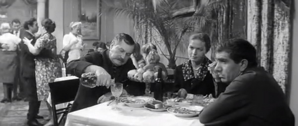 Маркелов (Николай Гриценко), Марфа и Стышной (Армен Джигарханян), кадр из фильма "Журавушка" (1968)