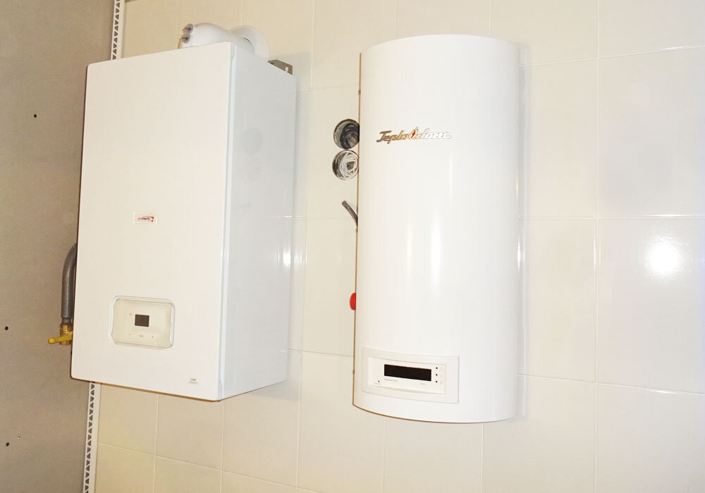 Слева — газовый, справа — резервный электрический