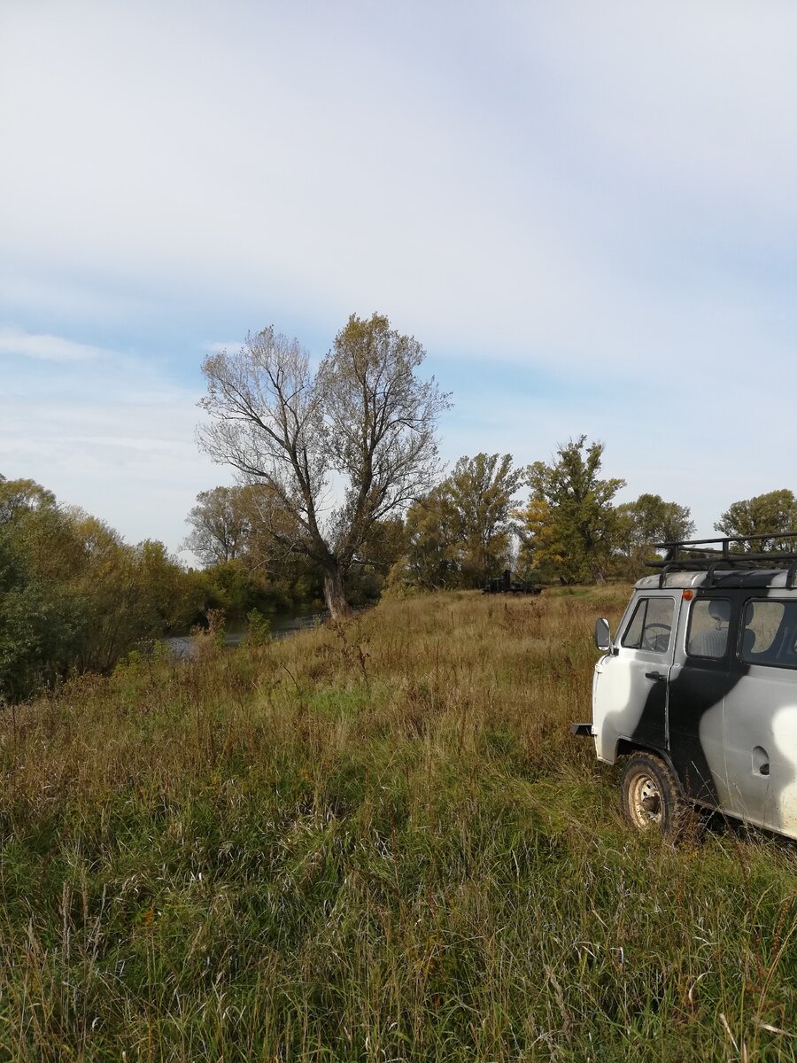 Вытаскивать трубы будет вон тот лесовоз, рядом с деревом. 