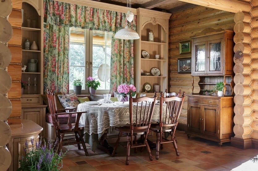 Кухня в деревянном доме: советы и реальные примеры