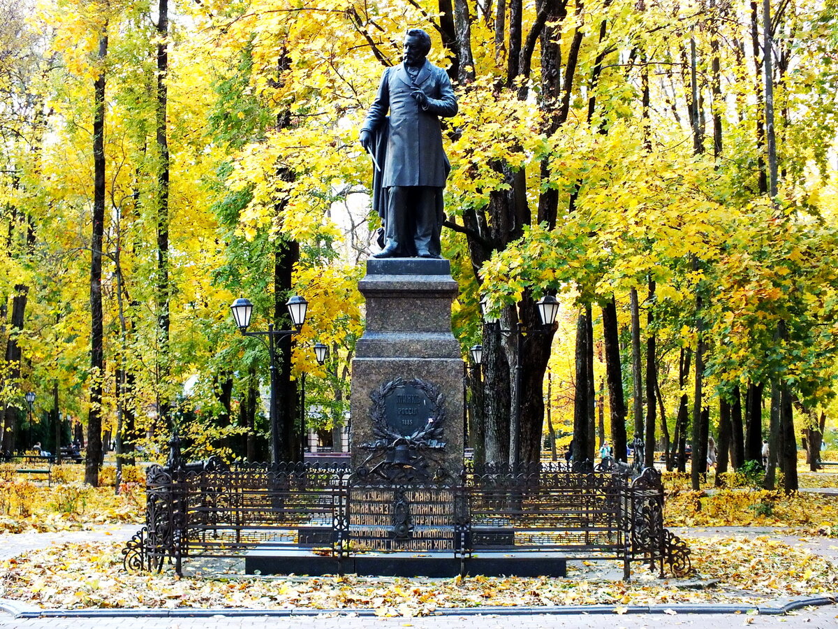 Смоленские глинки. Смоленск парк Блонье Глинка. Памятник Глинке в Смоленске. Сад Блонье памятник Глинке. Памятник Глинке на Блонье Смоленск.