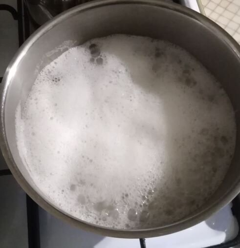 Вода в рисе закипает