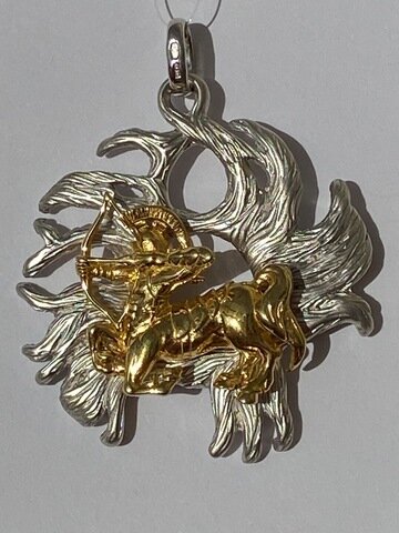 Кулон "Стрелец" из родированного серебра с позолотой, вес - 14,92 г, цена - 6210 р.