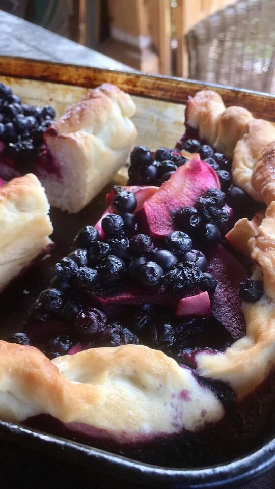 Пирог с черникой и яблоками из печи.