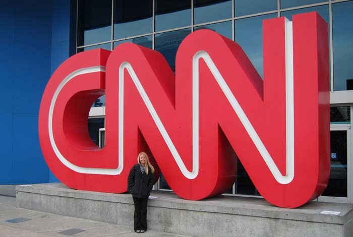 
Американский кабельный и спутниковый телевизионный канал, штаб-квартира которого находится в Атланте. Основан в 1980 году Тедом Тернером, которому принадлежала идея создания первого 24-часового новостного канала. Сегодня Си-Эн-Эн – это несколько десятков новостных кабельных каналов, интернет-сайты, радиостудии и зарубежные бюро по всему миру.