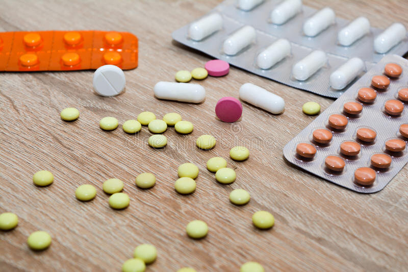 Диета и питание влияют на наш внешний вид, здоровье и самочувствие.🥗 Многие из нас, а также многочисленные исследования подтверждают влияние питания на хорошее настроение. Правильное питание помогает сохранять душевное равновесие.😃 
Несбалансированный, недостаточно калорийный рацион – причина упадка сил и хронической усталости. Дефицит витаминов и микроэлементов может провоцировать эмоциональную нестабильность.

Как это избежать??😎

Принимайте пищу регулярно, по возможности в одно и то же время. Рациональный режим подразумевает дробное питание: 4–5 раз в день, небольшими порциями. Выпивайте не менее 1,5–2 л воды в сутки.🍶

Изнурительные диеты.

Бессистемные и избыточные пищевые ограничения, не связанные с медицинскими показаниями, могут негативно отражаться на здоровье. Ряд привычных продуктов может спровоцировать обострение симптомов тревожности, вплоть до появления панических атак.
Кофеин и алкоголь следует вовсе исключить, считают медики.☕🥂🍺
Они пояснили, что, например, употребление большого количества чая, кофе повышает уровень адреналина и кортизола в крови, что может вызывать появление чувства "нервозности".
 Учёные отмечают, чтобы предупредить такие состояния поможет правильно составленный рацион, содержащий продукты с триптофаном (важной аминокислотой). Низкий уровень триптофана способствует снижению выработки серотонина в мозге, провоцирует беспокойство, депрессию, бессонницу и другие расстройства настроения.
Полезные продукты с триптофаном - яйца, рыба, бананы, шпинат, овес, семена тыквы и кунжута. Кроме того, среди снижающих тревожность продуктов исследователи выделяют кефир, соленые огурцы, квашеную капусту, а также фасоль, овощи, фрукты, орехи и специи с антиоксидантными и успокаивающими свойствами - куркуму и имбирь.
Перепады настроения, склонность к грусти, тревоге и даже депрессии могут быть вызваны пищевыми ошибками. За хорошее настроение несут ответственность магний, ненасыщенные жирные кислоты из группы омега-3, витамины группы В — все они регулируют деятельность нервной системы.
⠀
#кулинария#рецепты#кулинаршоутв