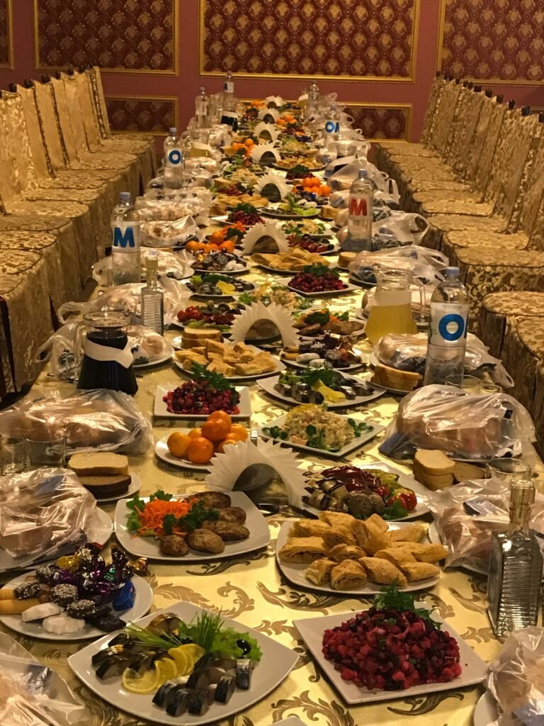 Блюда на поминки в пост. Красивый праздничный стол. Красиво накрытый стол. Поминальный стол. Блюда на поминальный стол.