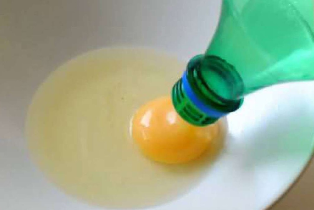 Вот таким образом это делается. Желток остается целым и невредимым.