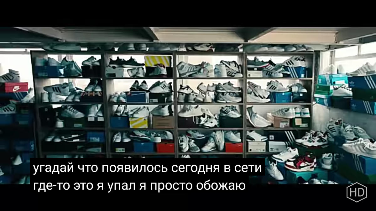 у парня реально столько кроссовок в гардеробной