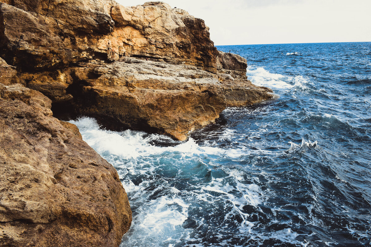 солнечный морской пейзаж. коктебель морской прибой. волна за пределами крыма. тихий океан пляж. коктебель морской прибой.