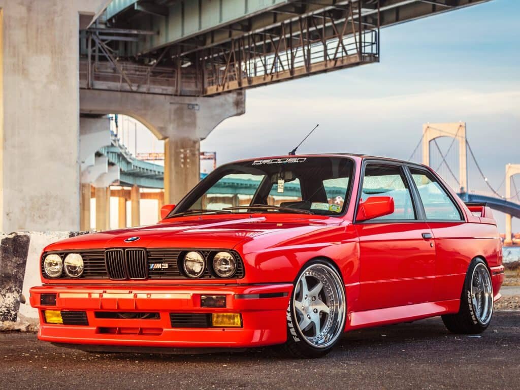 BMW e30 красная