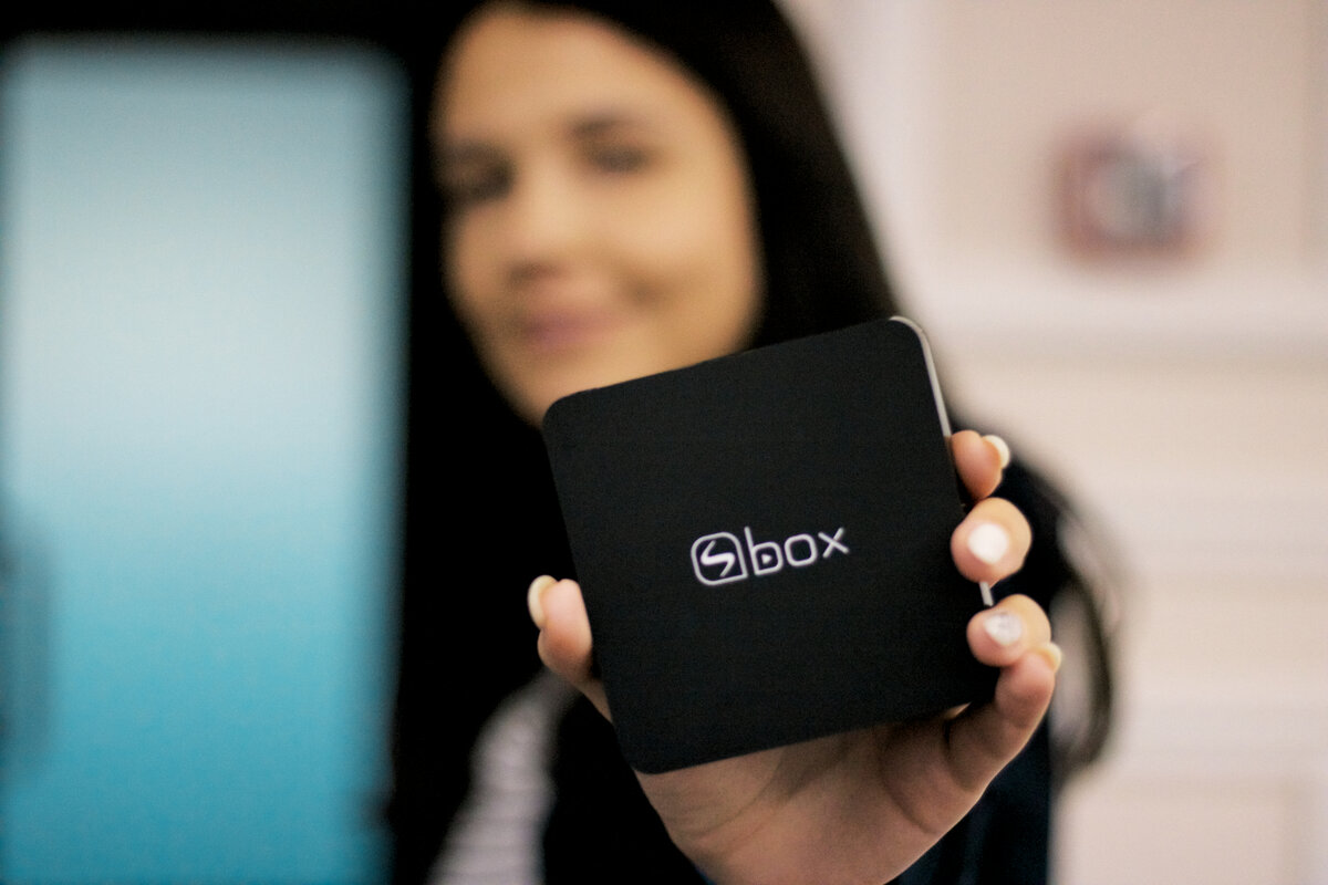 Эта миниатюрная коробочка скрывает в себе десятки классных функций и тысячи фильмов и сериалов