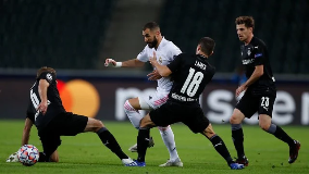 Боруссия М и Реал перед матчем в Менхенгладбахе замыкали свою группу, однако если у "жеребцов" была ничья с Интером и игра в родных стенах, то у "сливочных" в ЛЧ был "бублик" в графе набранных очков. Впрочем, мадридцы недавно победили Барселону, поэтому ожидался довольно весёлый поединок. Немцы вышли на него в сильнейшем составе, а Зинедин Зидан, в сравнении с Классико, сделал только одну замену в старте – вместо Начо на правом фланге обороны вышел Васкес. Реал сразу же захватил инициативу, в первые полчаса ничего не позволяя Боруссии М. Мадридцы прекрасно двигались на чужой половине и регулярно обостряли игру, однако качество созданных моментов оставалось невысоким. На 7-й минуте с дистанции стрелял Каземиро (немного неточно), на 16-й Бензема пробил с правого края штрафной (высоковато), на 17-й Гинтер заблокировал удар Винисиуса с линии вратарской, а на 21-й Рамос замкнул подачу с правого фланга – мимо дальней штанги. Через минуту случился проход Асенсио в центре мимо Крамера и Бенсебаини, после которого началась атака с заблокированным ударом Винисиуса. Хозяева огрызнулись несколькими контрвыпадами, но оборона гостей легко их разрушала.