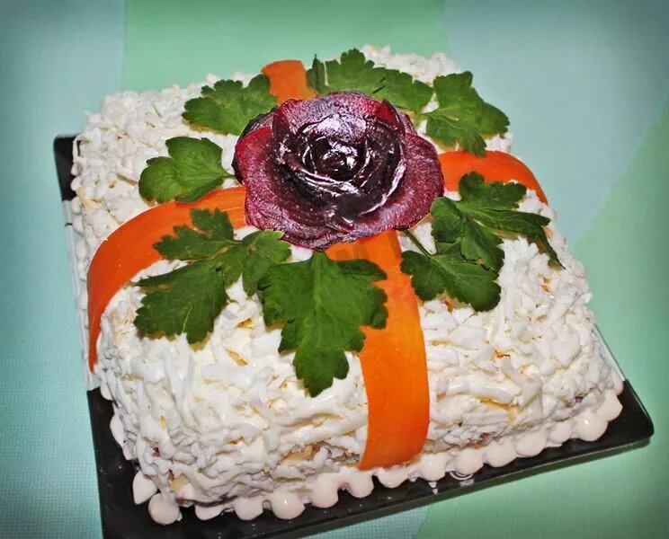 Ингредиенты
Свекла
Морковь
Лук
Ветчина
Яйцо
Шампиньоны маринованные
Сыр
Петрушка
Майонез
Соль
Выкладываем слоями, каждый слой под майонезом, соль по вкусу.

1 слой - отварная свекла (натереть на терке)
2 слой -отварная морковь (натереть на терке)
3 слой - лук (нарезать полукольцами и ошпарить кипятком)
4 слой - ветчина (мелко нарезать)
5 слой - желток ( натереть на терке)
6 слой - маринованные грибочки (мелко порезать)
7 слой - сыр ( натереть на терке)
8 слой - белок (натереть на терке и покрыть им весь салат)

Украсить петрушкой, розой из свеклы и ленточками из моркови.

Приятного аппетита!