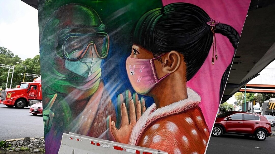 Картина с изображением фрески, написанная художником Серхио Морелосом, он же Эпплесман, в память о врачах и медсестрах, борющихся против КОВИД-19, Мехико, 25 августа 2020 года. /VCG