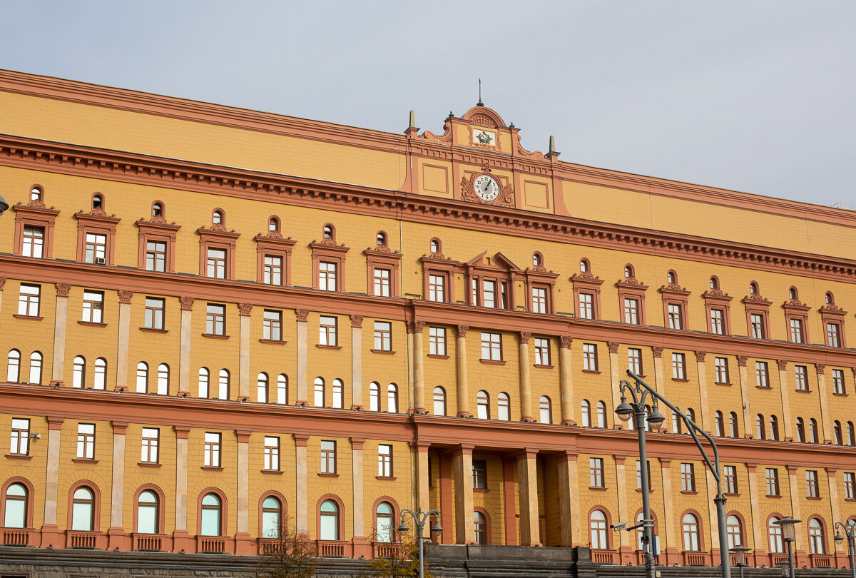 Часы на здании КГБ/ФСБ на Лубянской площади. Москва. Фото автора статьи 