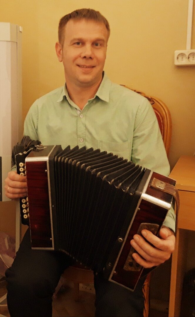 Гармонист Андрей Никулин.