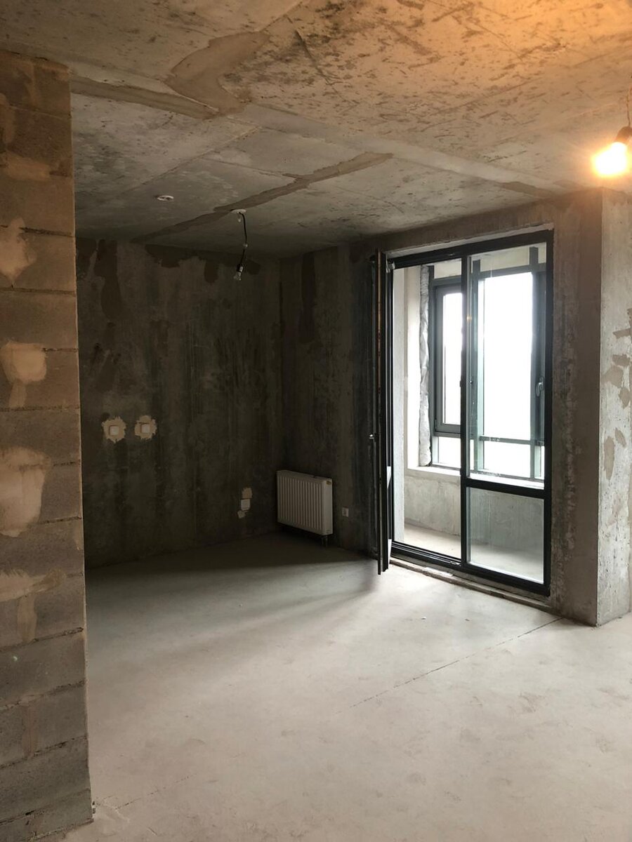 Получив квитанцию об оплате капитального ремонта, абсолютное большинство жителей новостроек недоумевает — вроде бы дом новый, крыша не течет, фасады не отваливаются, тогда зачем отдавать свои деньги? В этой статье мы разберемся, как сейчас обстоят дела с данным вопросом в нашей стране.