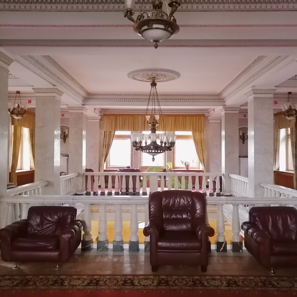 Дворец здоровья. Вид одного из холов поликлиники.