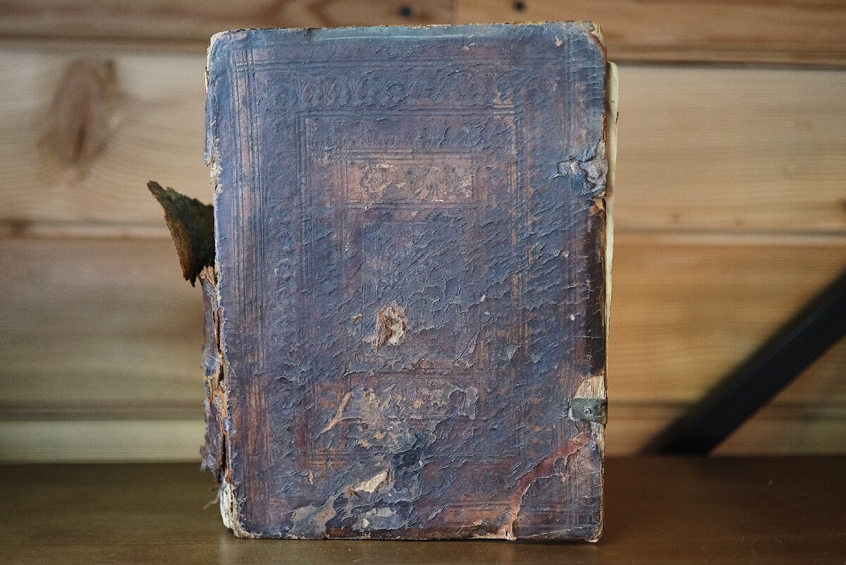 Состояние книги до реставрации (листайте галерею).