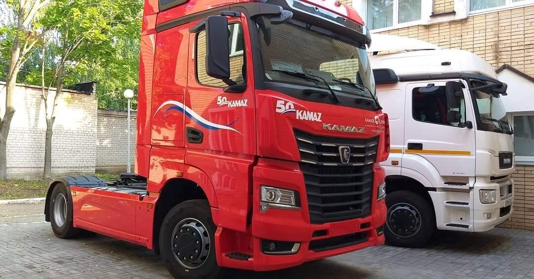 Новый КАМАЗ-54901 рядом с тягачем предыдущего поколения КАМАЗ-5490 