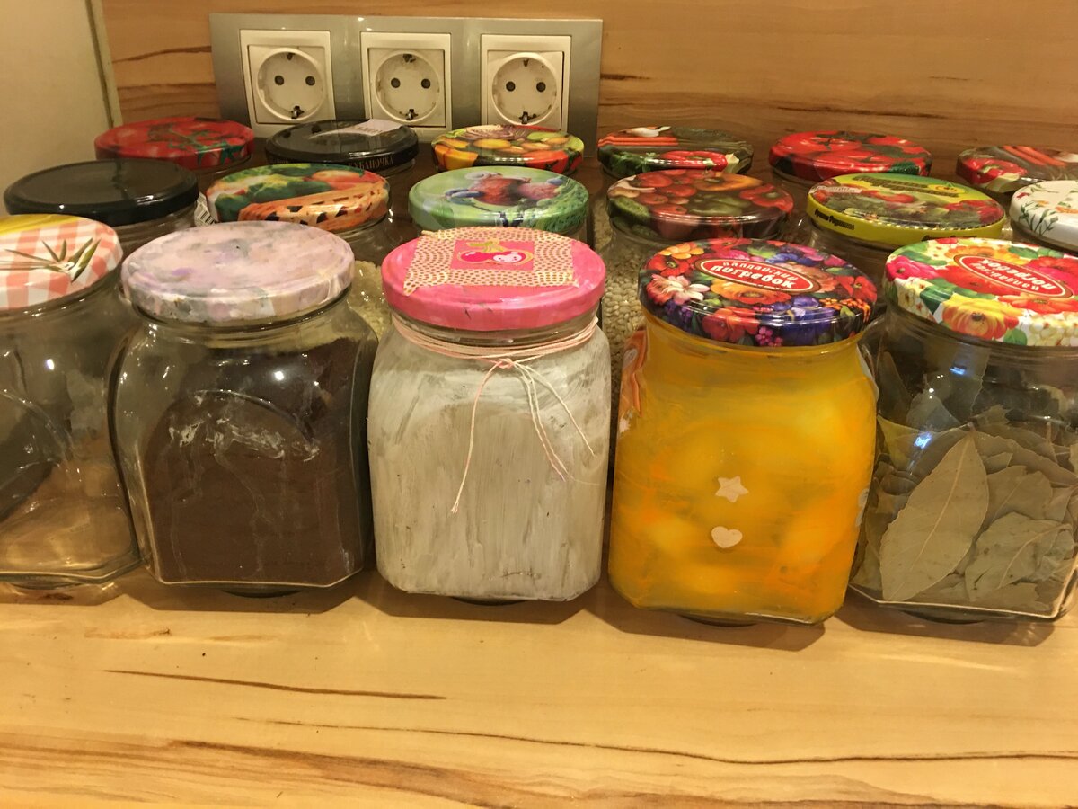 Использую самы простые стеклянные банки, когда есть время декорирую их.