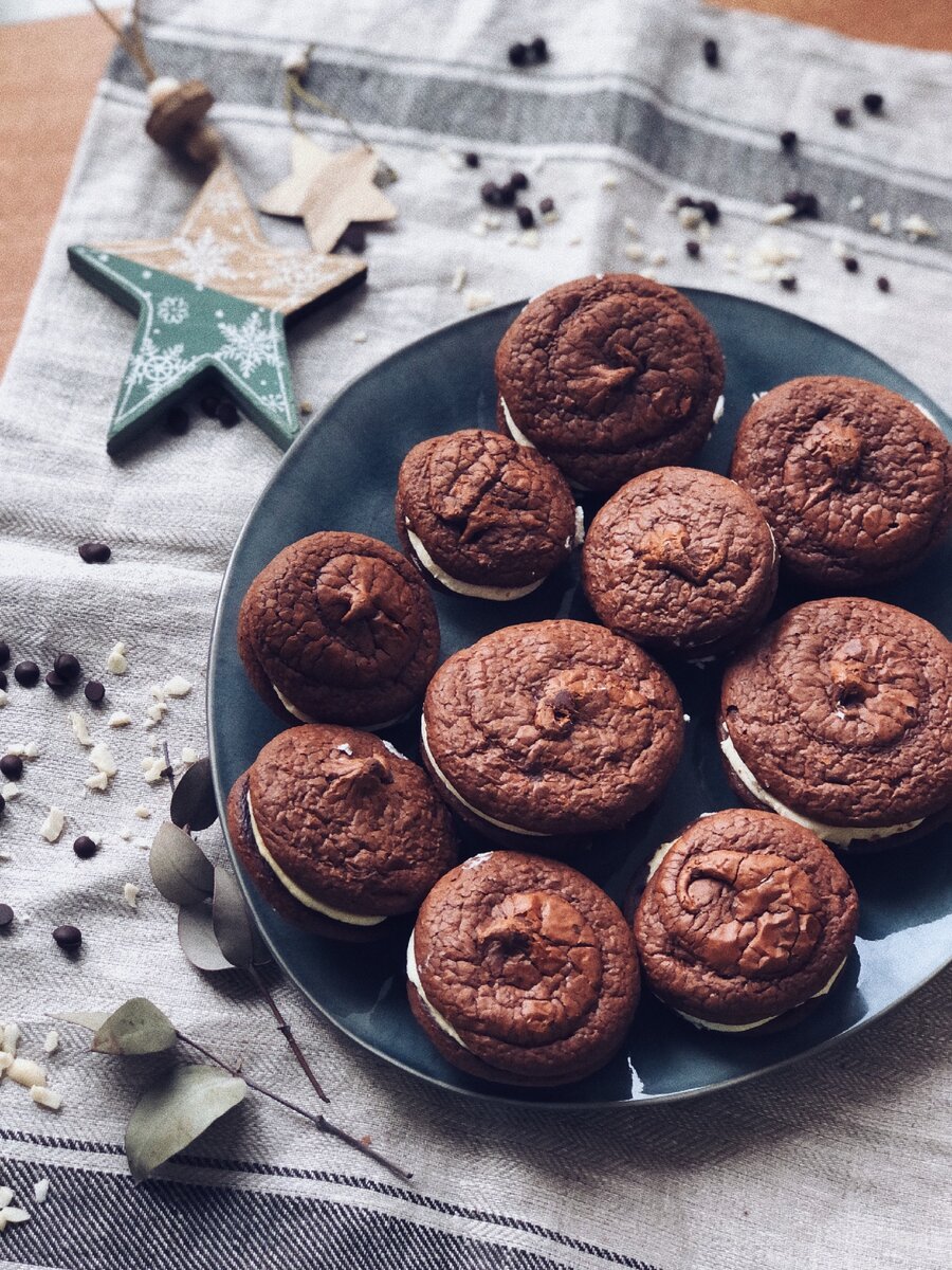 Пышный брауни с начинкой из вишни и миндаля