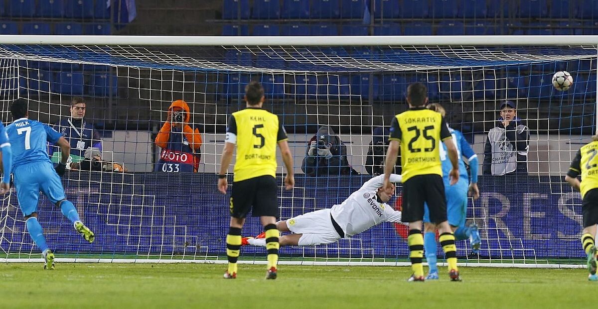 Фото с сайта rusbiathlon.ru  забивает пенальти в ворота Боруссии в 2014 году