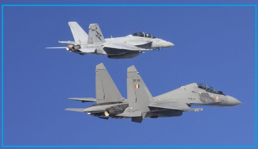 Демонстрационный истребитель Ф-18 Супер Хорнет для ВМС Индии в сопровождение индийского истребителя Су-30 МКИ .