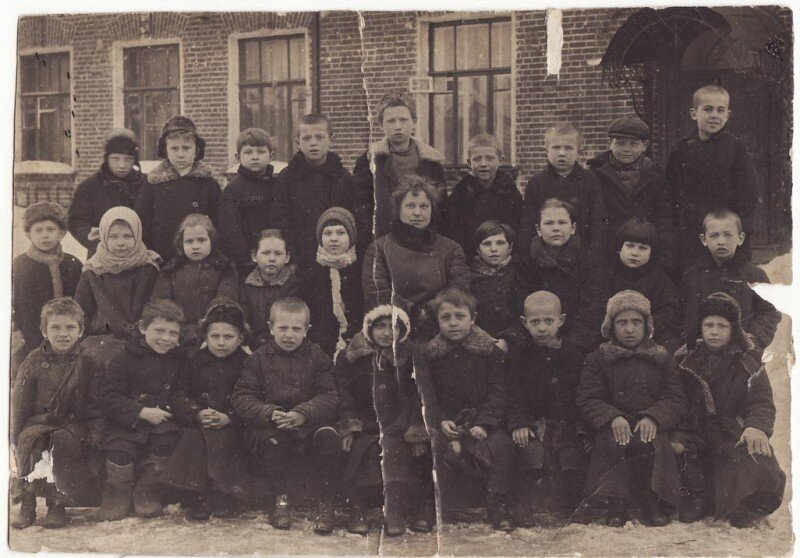 Толя Елисеев - второй справа в дальнем ряду. (Фото из семейного архива Елисеевых)