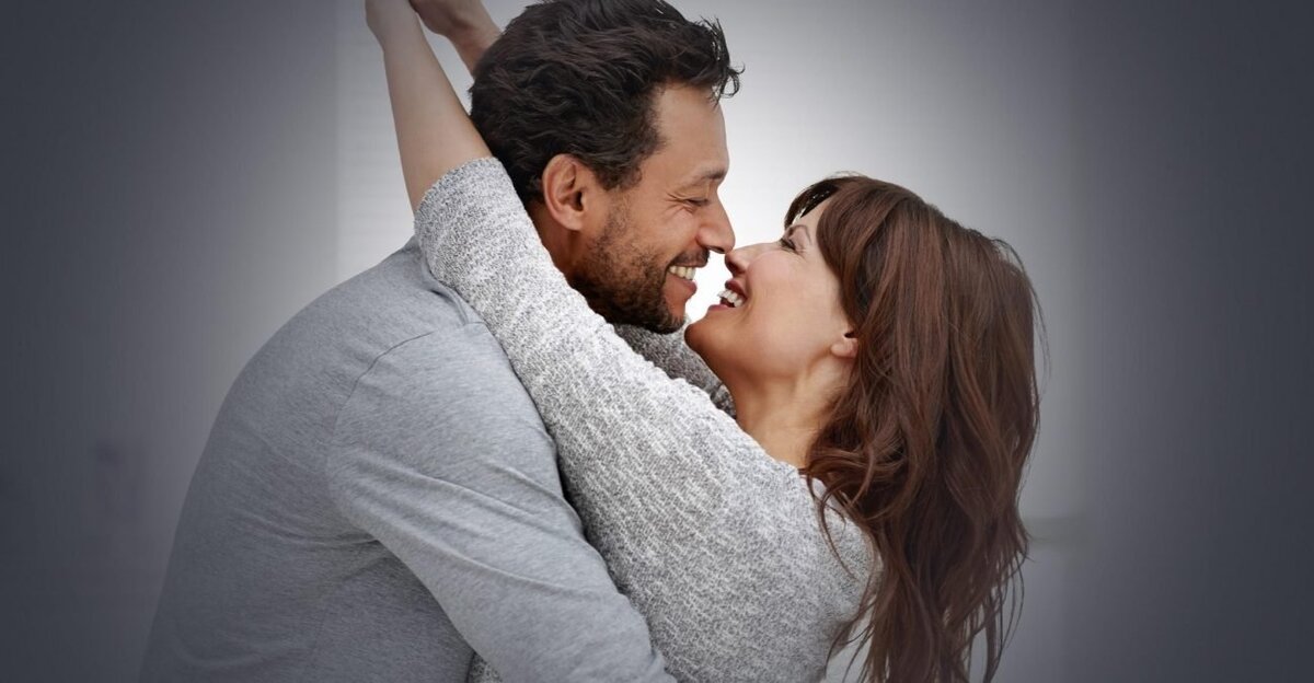 Вопрос в том: - Какого мужчину вы хотите видеть рядом?  Достойный мужчина рядом с удобной женщиной превратится в тряпку. Источник фото - сайт https://clck.ru/Rn64W