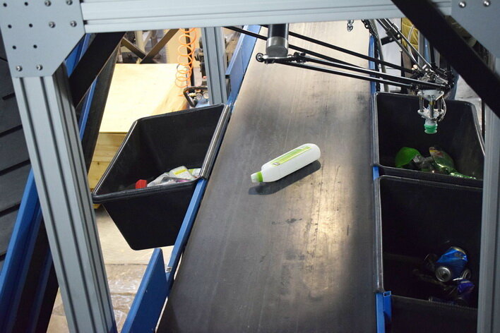 3 ноября в Институте теплофизики СО РАН испытатели представили робота-сортировщика вторсырья.