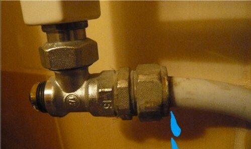 Что делать если текут фитинги на металлопластиковых трубах. Соединение стальной трубы с полипропиленовой 110. Соединение металлической трубы 110 с полипропиленовой. Демонтаж чугунных канализационных труб. Протечки металлопластиковых труб соединения гайки.