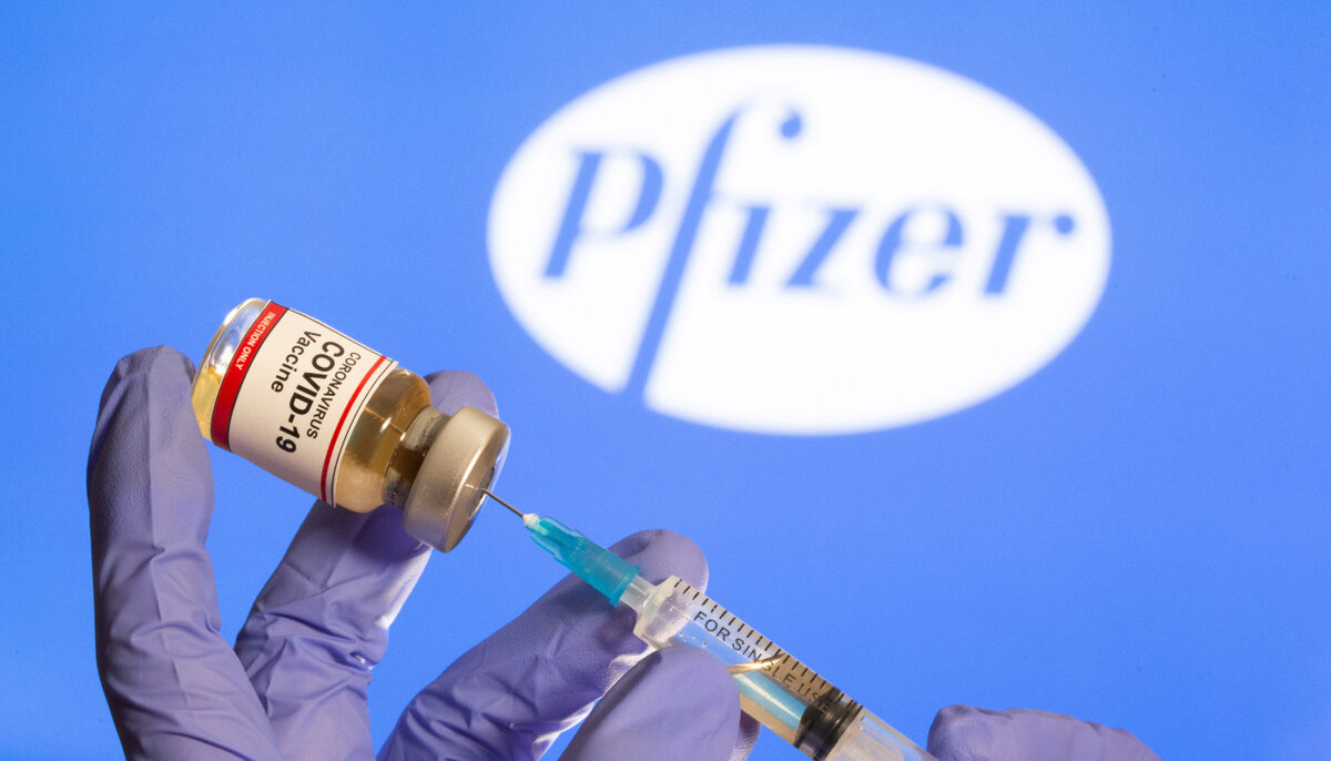 Pfizer и  BioNTech заявили в понедельник, что предварительные результаты  клинического испытания третьей фазы их вакцины-кандидата показали, что  ее эффективность более 90 процентов. (Рейтер-Ренхап)