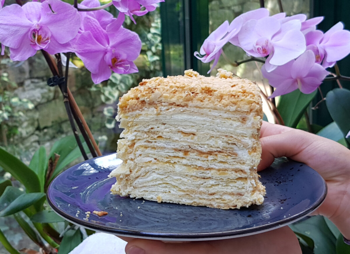 С тонкими коржами и нежнейшим кремом.