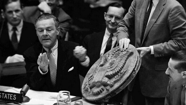 Посол США в ООН Генри Кэбот Лодж на заседании этой организации показывает Большую печать США, в которой был советский "жучок" 