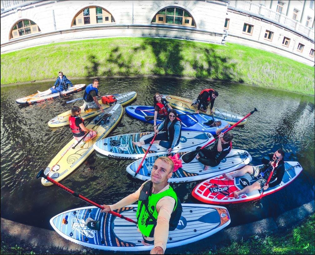 SUP борд это Надувная доска с веслом, которую можно возить в рюкзаке, приехать на водоём и накачать чтобы отправится в своё персональное путешествие.