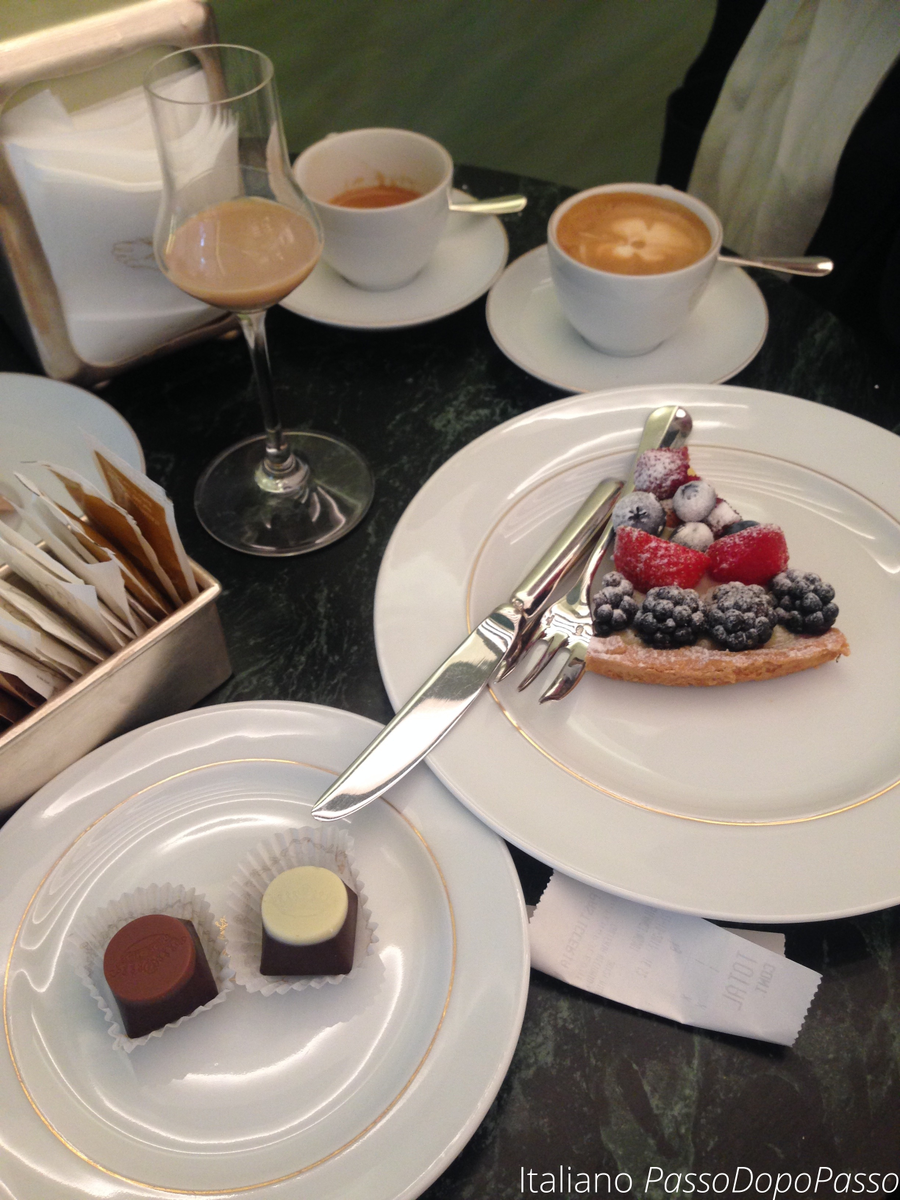 Фотография из личного архива. Завтрак в баре: кофе корретто с Bayleys, маккьято, кростата с кремом патисьер и лесными ягодами и домашние шоколадные конфеты.