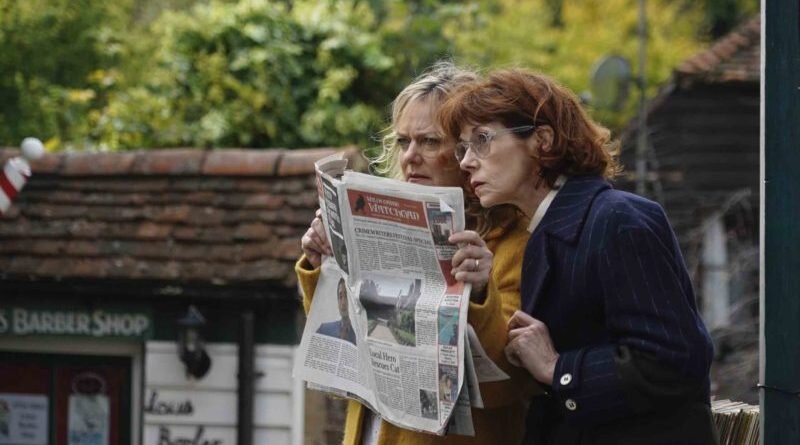 Кадр из сериала "Королевы тайн"